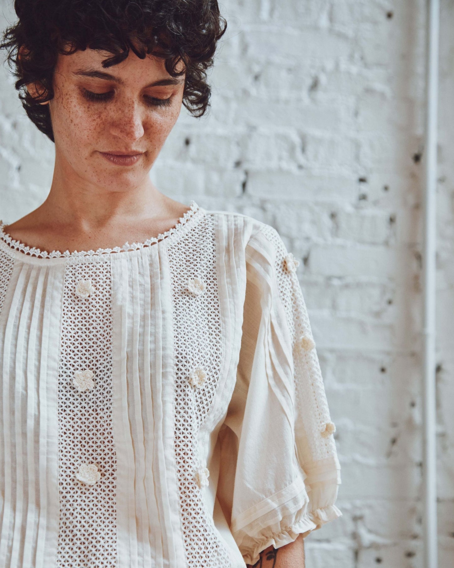 Blouse dentelle fleurs brodées écru