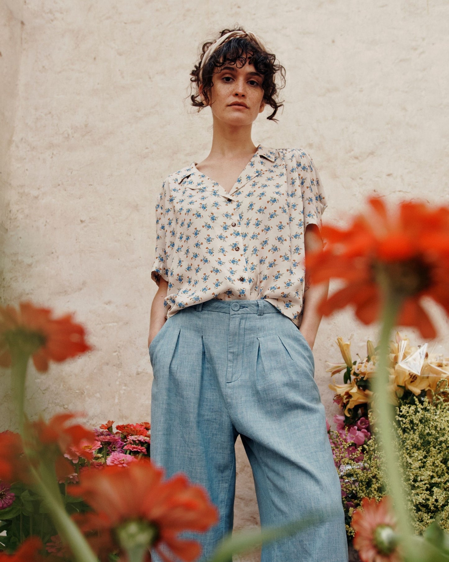 Blouse écru fleurs bleues