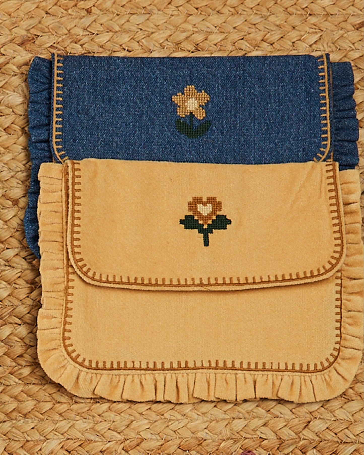 Pochette broderie fleur velours sable