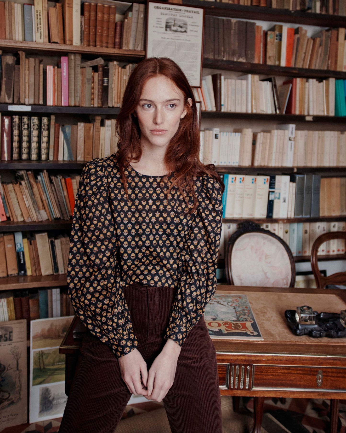 Blouse noire à fleurs beiges