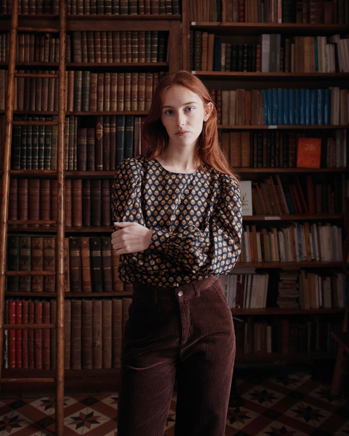 Blouse noire à fleurs beiges